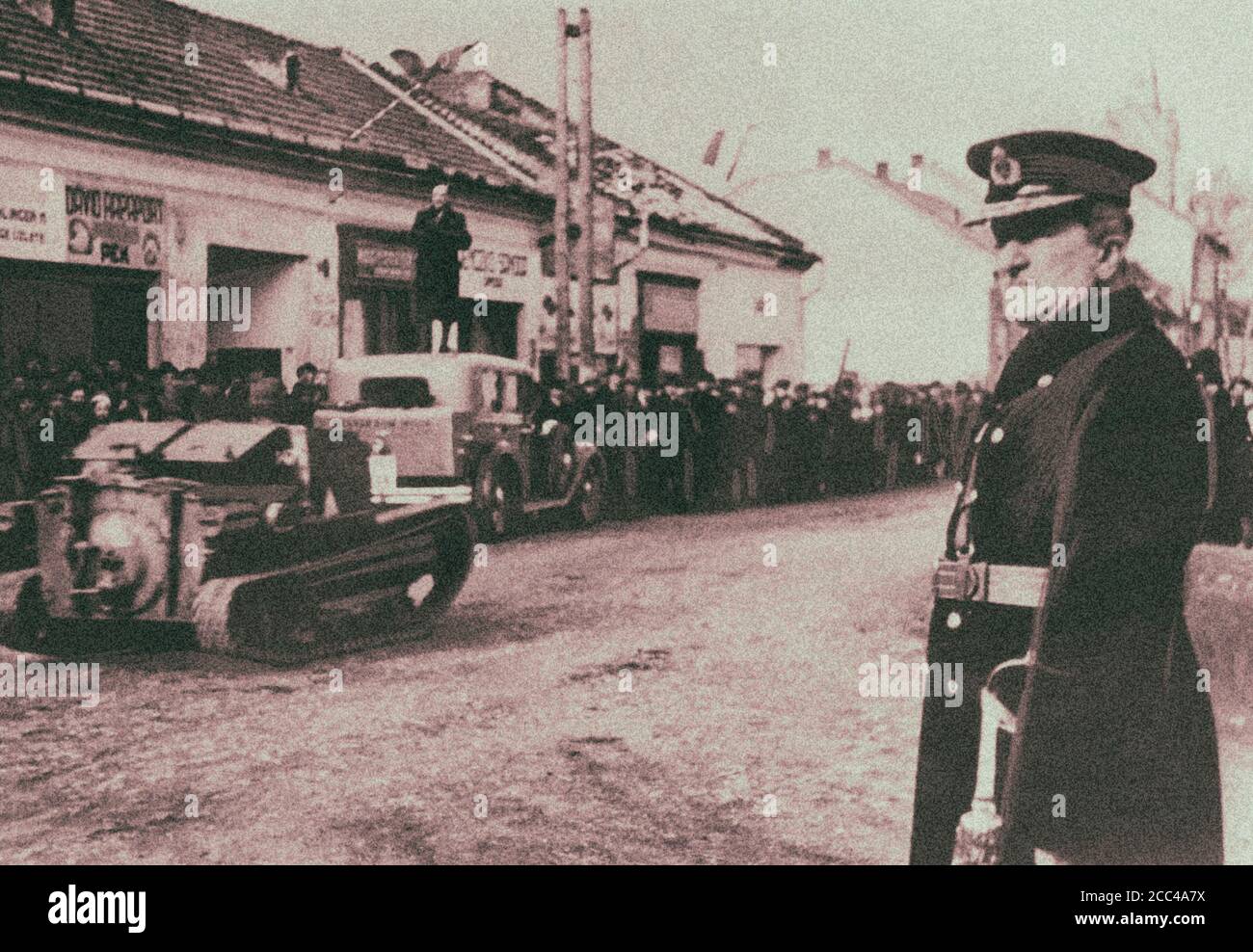 Der Regent des Königreichs Ungarn, Adolf Hitlers treuer Verbündeter Admiral Miklos Horthy (1868-1957), nimmt die Parade der ungarischen Panzertruppe an. Stockfoto