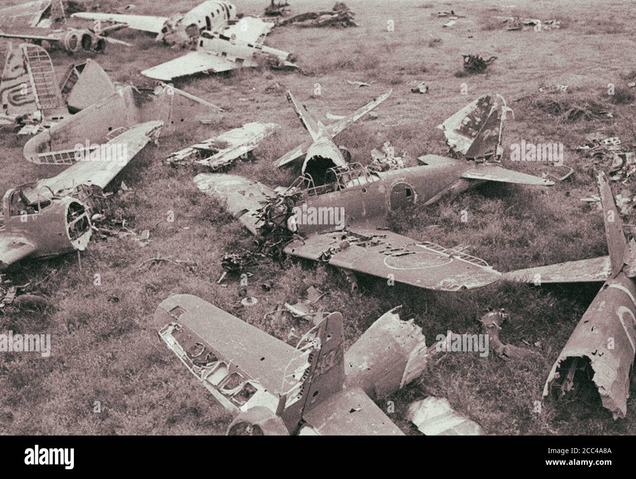Das Wrack der abgestürzten japanischen Flugzeuge – Mitsubishi A6M Zero und Nakajima Ki-43 Hayabusa-Kämpfer. Stockfoto