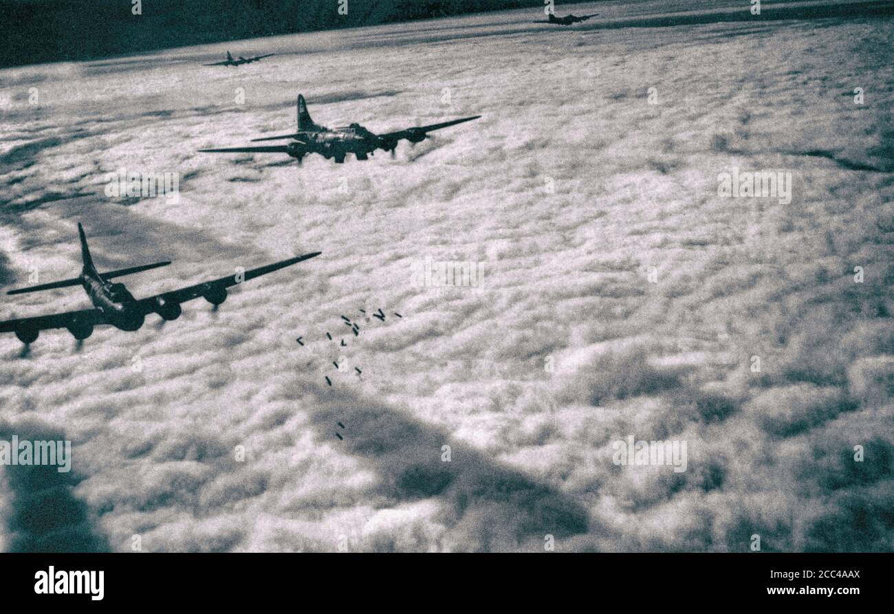 Bombardierung des Radars durch die Wolken durch eine Gruppe von Boeing B-17F-Flugzeugen der 384. Bombergruppe in der Nähe der deutschen Stadt Bremen. November Stockfoto