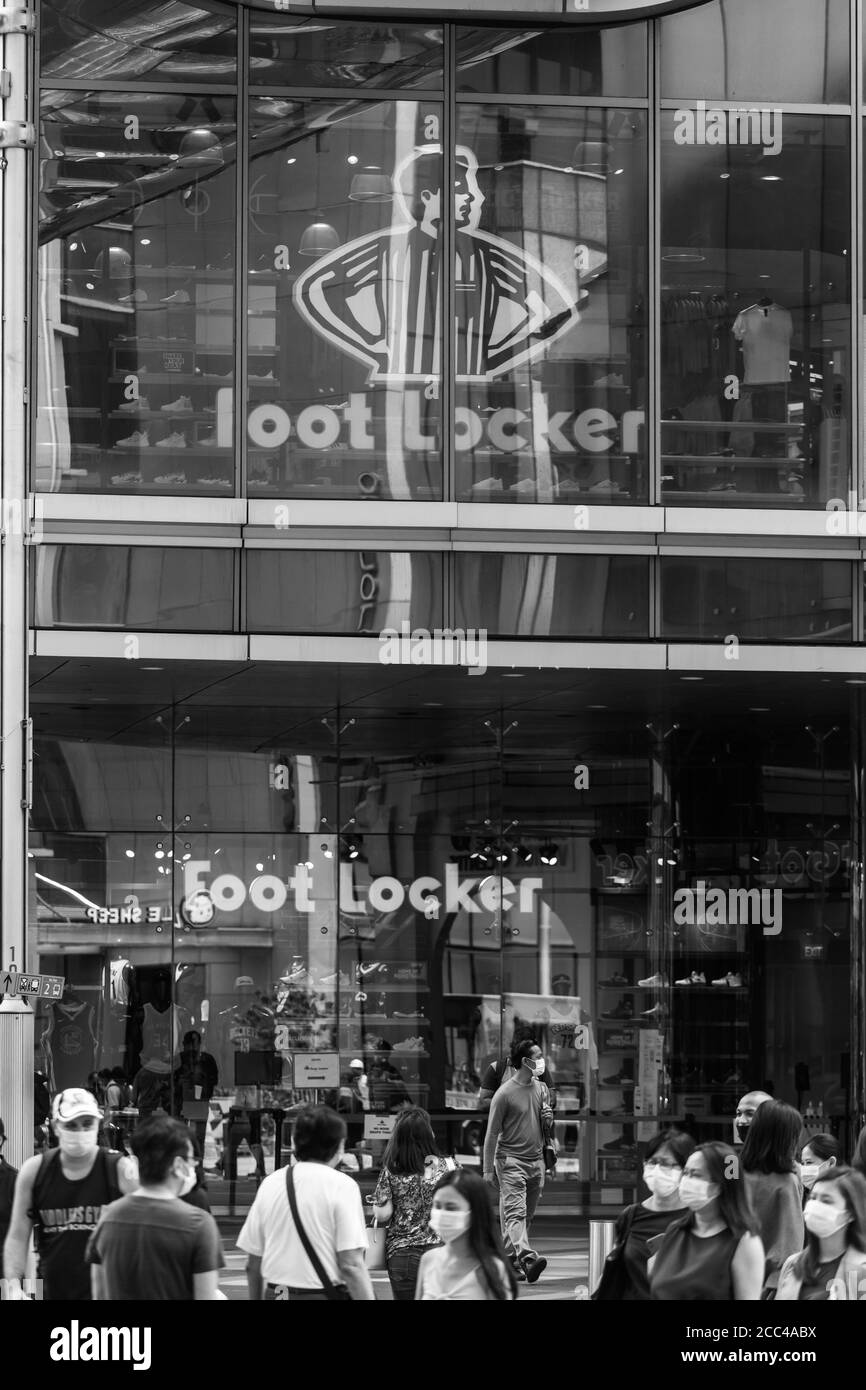Außenansicht des Foot locker Stores im Orchard Gateway in schwarz-weiß, Singapur Stockfoto