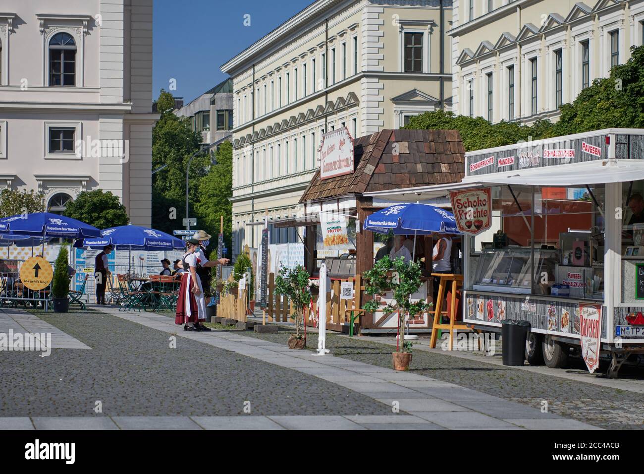 München, Deutschland - 9. August 2020: 'Kult mal anders' bayerischer Nachmittag auf dem Wittelsbacherplatz mit Musik und Volkstanz in traditionellen Kostümen Stockfoto