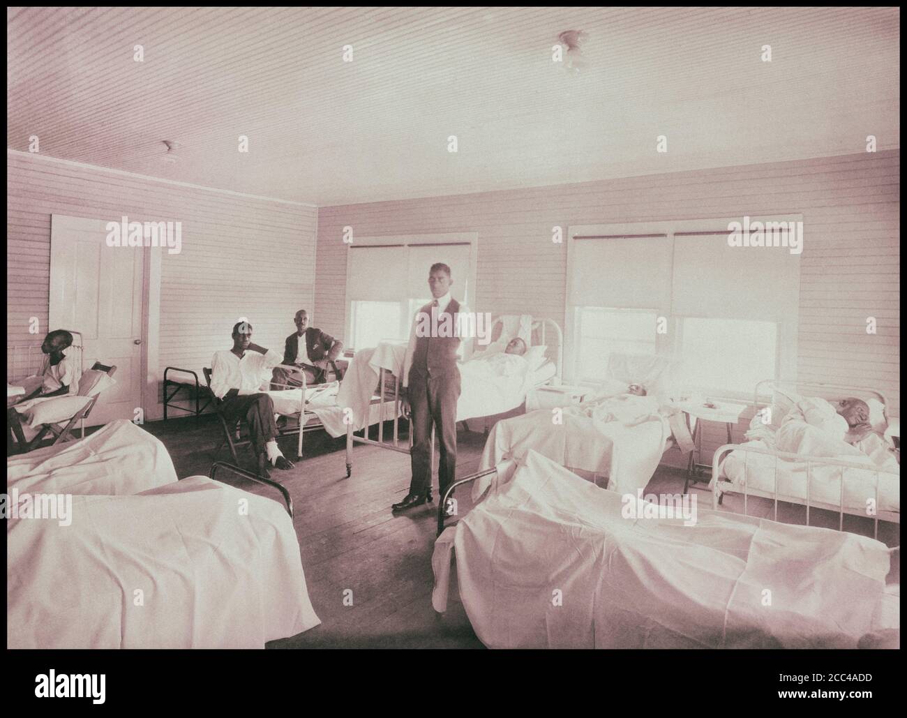 Interior, ARC Hospital, Tulsa, Oklahoma. November 1921. Patienten, die sich von den Auswirkungen des Rassenkrietes vom 1. Juni 1921 erholen Stockfoto