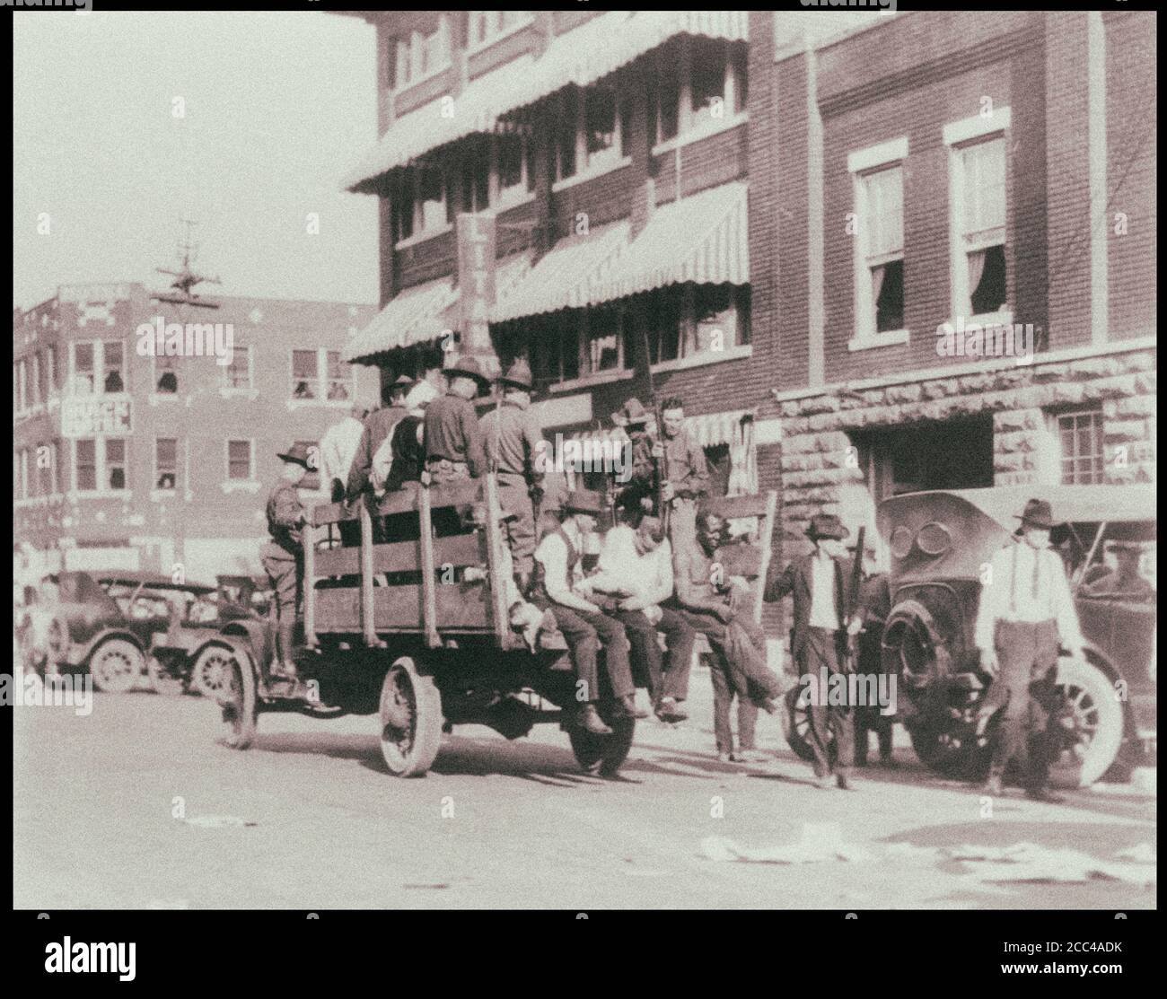 Lastwagen auf der Straße in der Nähe des Litan Hotels, der Soldaten und Afroamerikaner während der Tulsa-Rassenunruhen transportiert. Oklahoma. USA. 1921 Stockfoto