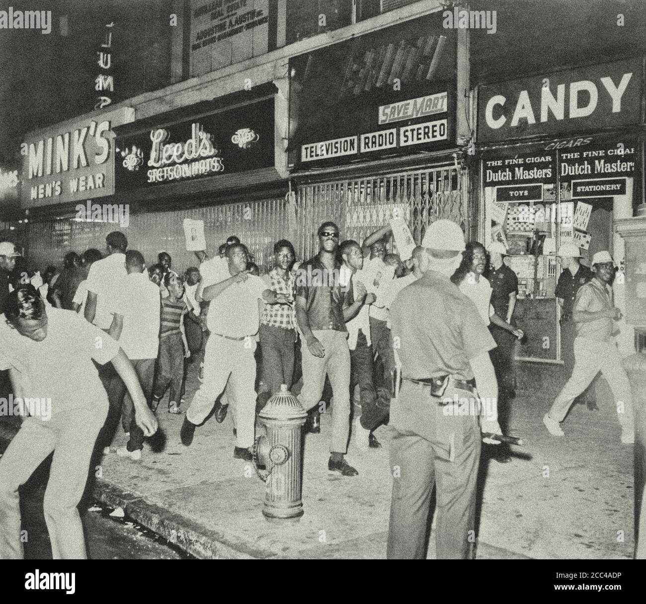 Der tödliche Mord an Powell veranlasste schwarze Randalierer, auf den Straßen von Harlem zu protestieren und Fotos von Leutnant Gilligan zu zeigen. New York, USA, 1964 Stockfoto