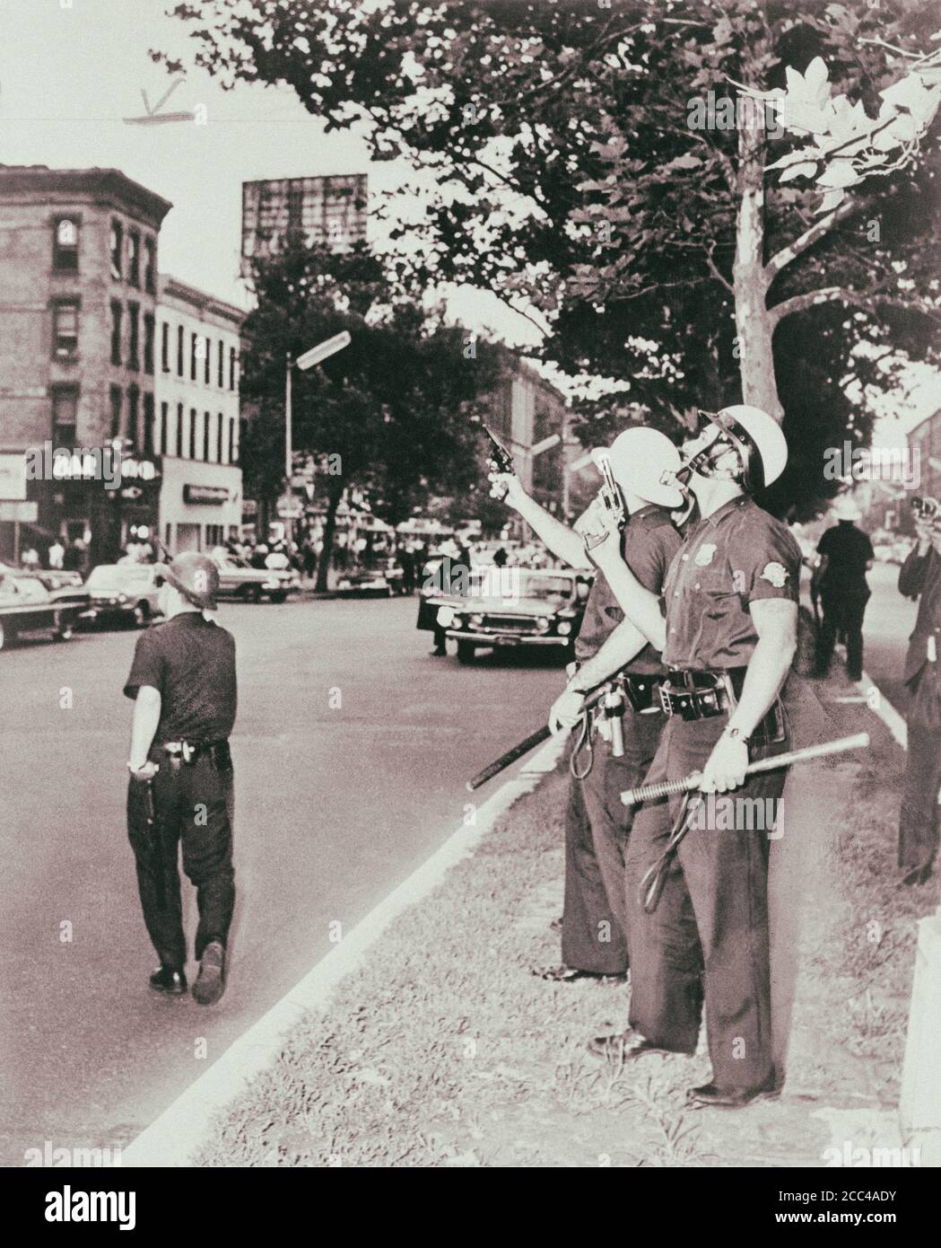 Die Polizei in Harlem steht während der Rassenunruhen mit Gewehren auf der Straße. New York. Juli 1964 Stockfoto
