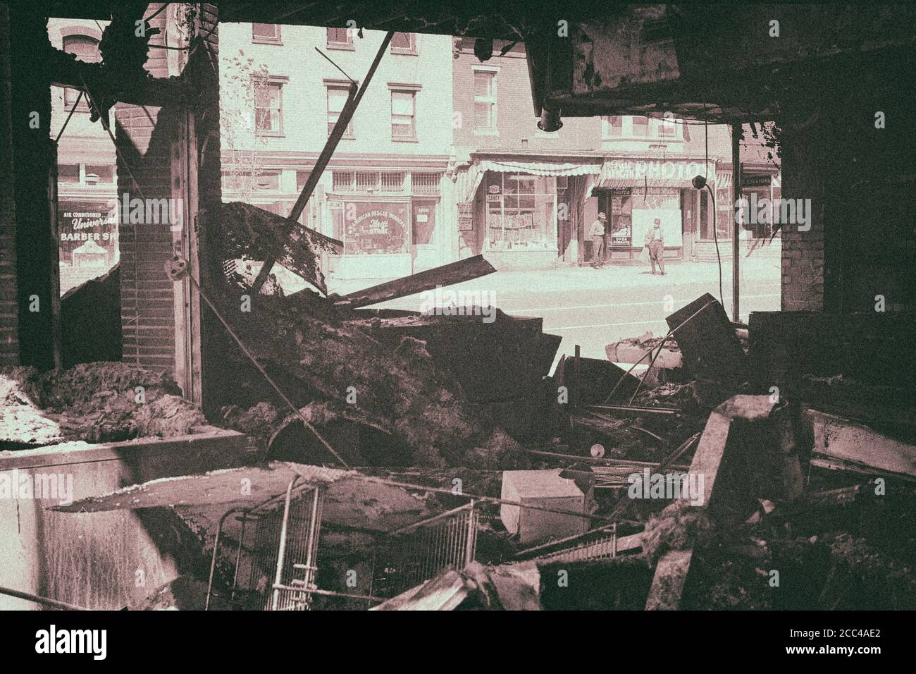 Riot Damage in D.C. April, 1968 Retro-Foto der Ruinen eines Geschäfts in Washington, D.C., die während der Unruhen, die die Assassi folgten zerstört wurde Stockfoto