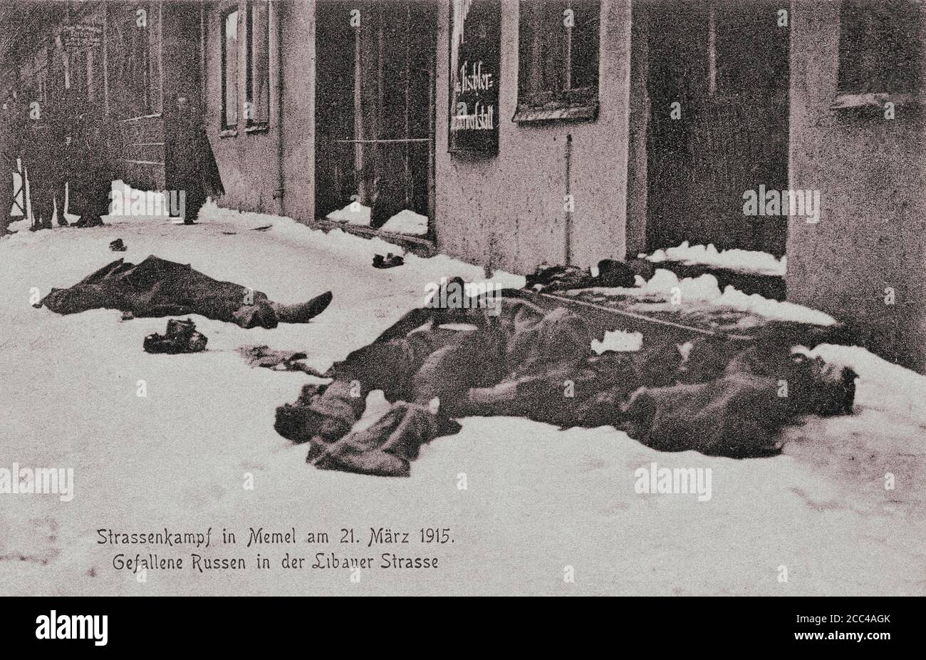 1. Weltkrieg. Retro Postkarte o die Straßenkämpfe in der Stadt Memel am 21. März 1915. Gefallene Russen in der Libauer Straße. 1915 Stockfoto