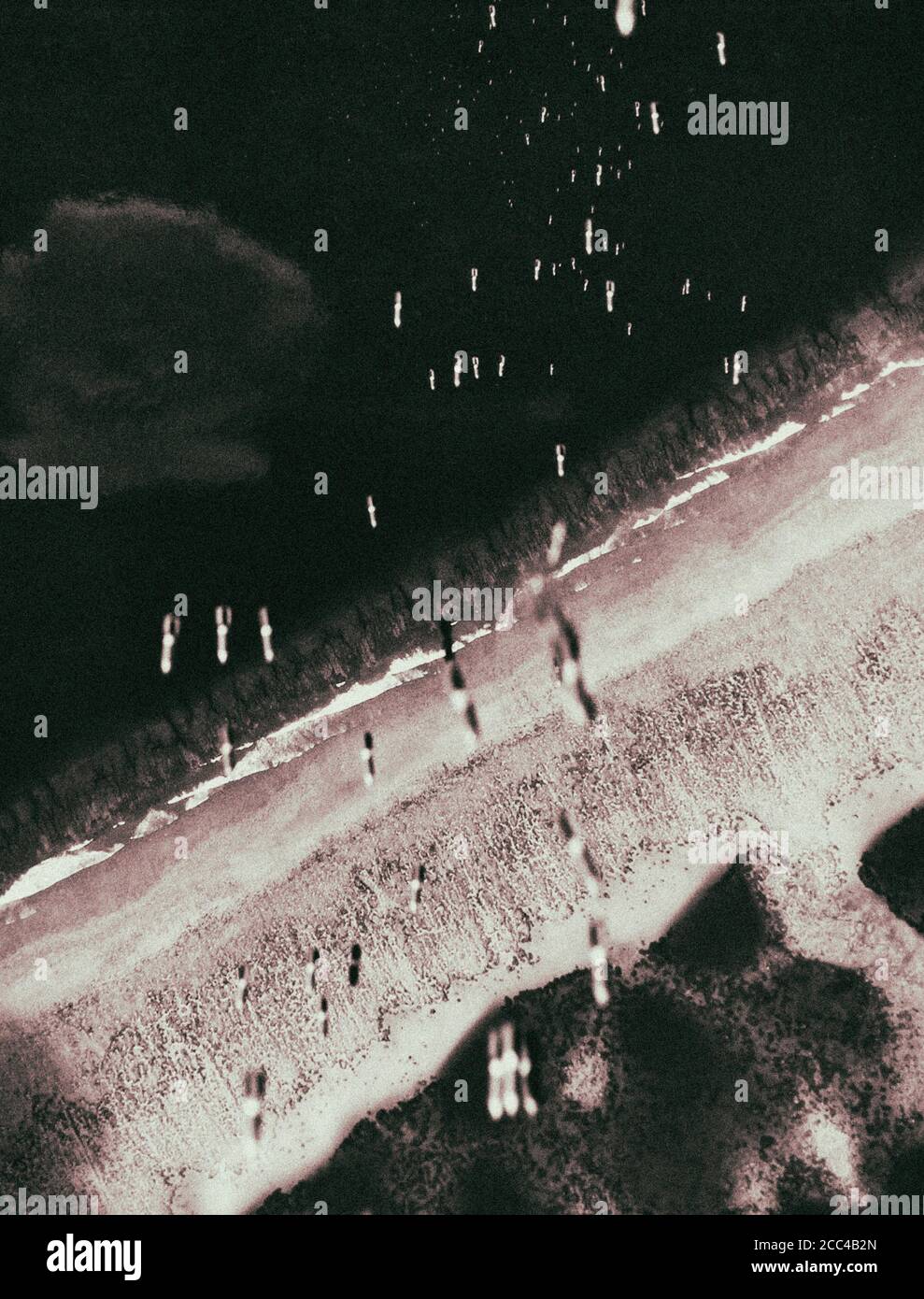 US Air Force (USAF) Bomber überfallen, amerikanische Bomben fallen auf dem Gebiet des kaiserlichen Japan während der Teppich-Bombardierung. Japan, 1945 Stockfoto