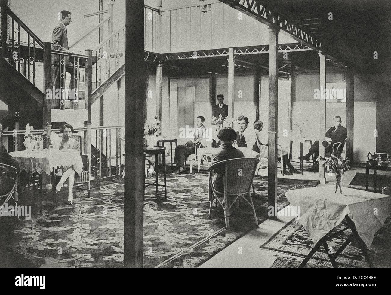 Die Passagiere können sich im großen Salon des Luftschiffs R100 seiner Majestät entspannen. 1930. Stockfoto