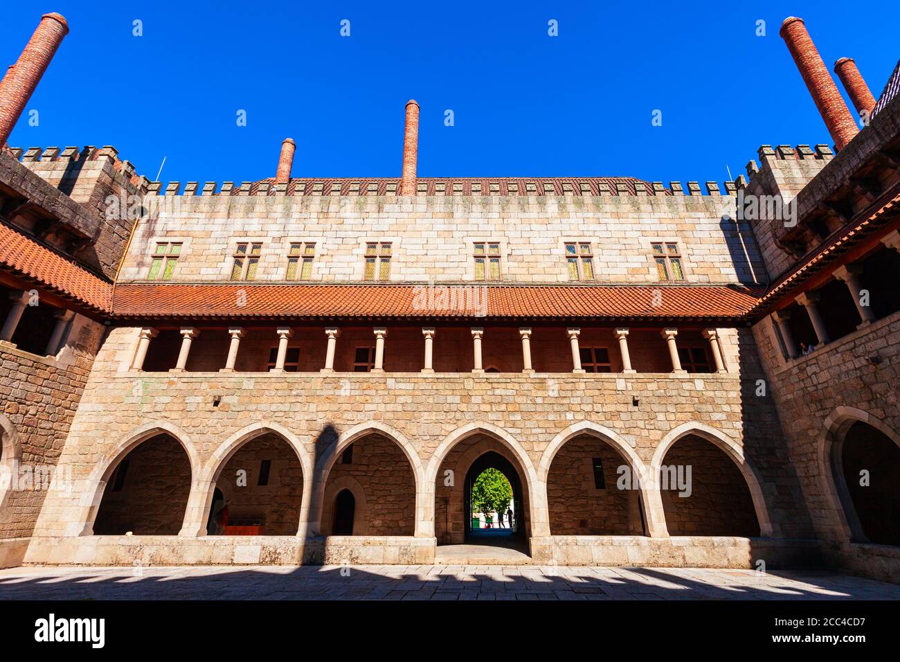 Palast der Herzöge von Braganza oder Paco dos Duques de Braganca ist ein mittelalterliches Palast der Herzöge von Braganza oder Paco dos Duques de Braganca ist ein mittelalterliches