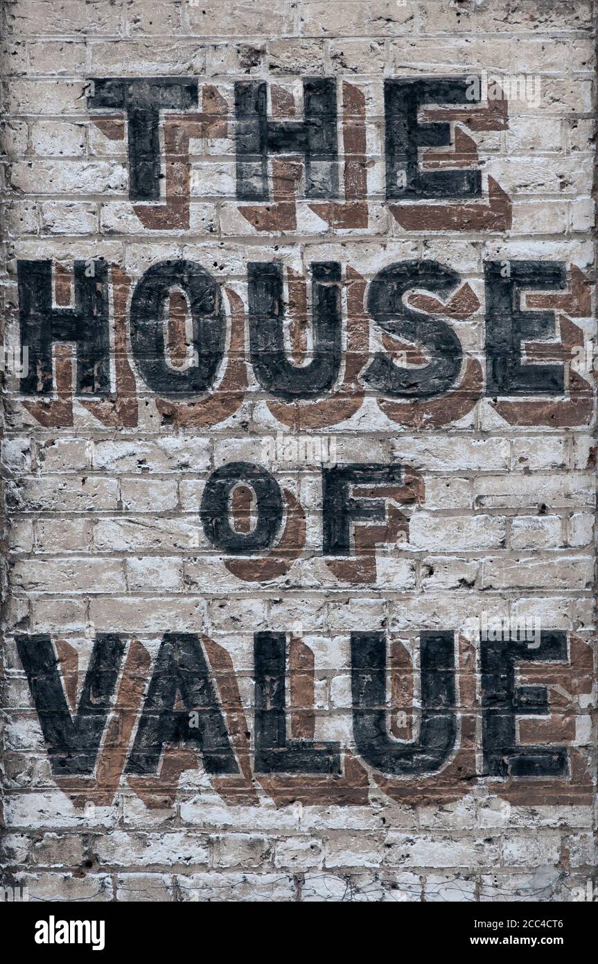 Eine Nahaufnahme eines alten Handgemalten Werbenzeichens für das Haus des Wertes in London, Großbritannien Stockfoto