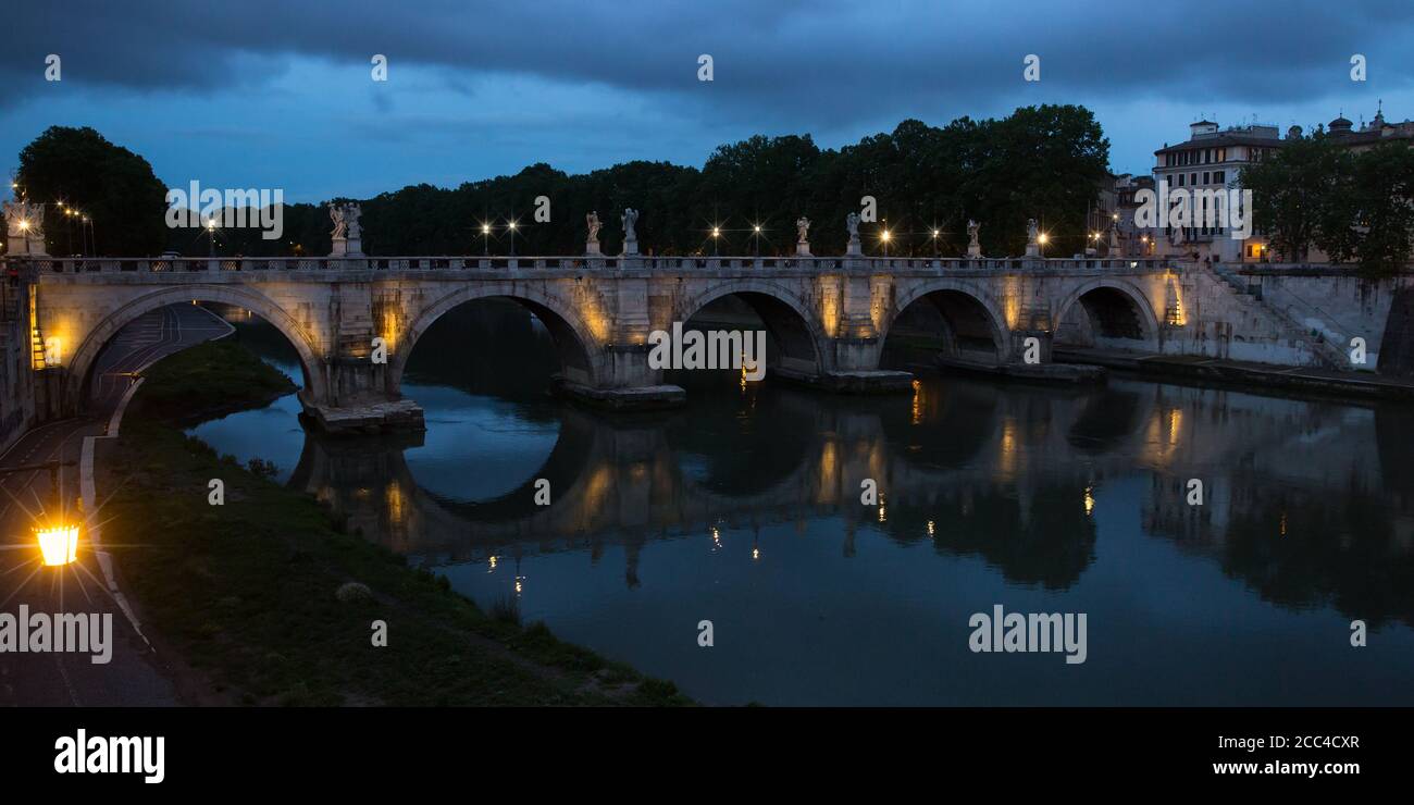 Blick auf den Tiber und die Brücke Ponte Sant'Angelo bei Nacht, Rom, Italien. Nachtlichter der Brücke Ponte Sant'Angelo Stockfoto