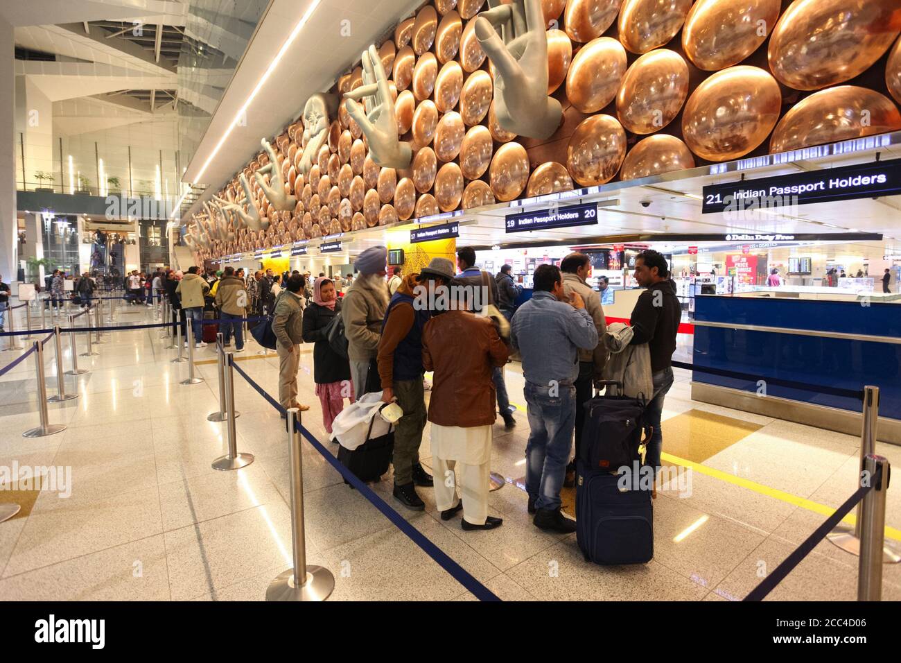 NEW DELHI, INDIEN - 12. FEBRUAR 2014: Einwanderungsgebiet am internationalen Flughafen Indira Gandhi in Neu Delhi, Indien Stockfoto