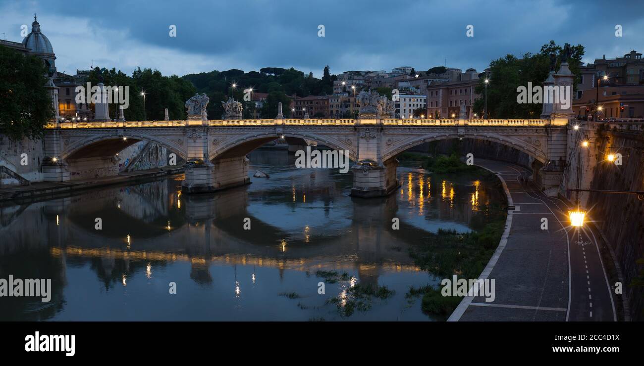 Blick auf den Tiber und die Brücke Ponte Vittorio Emanuele II bei Nacht, Rom, Italien. Stockfoto