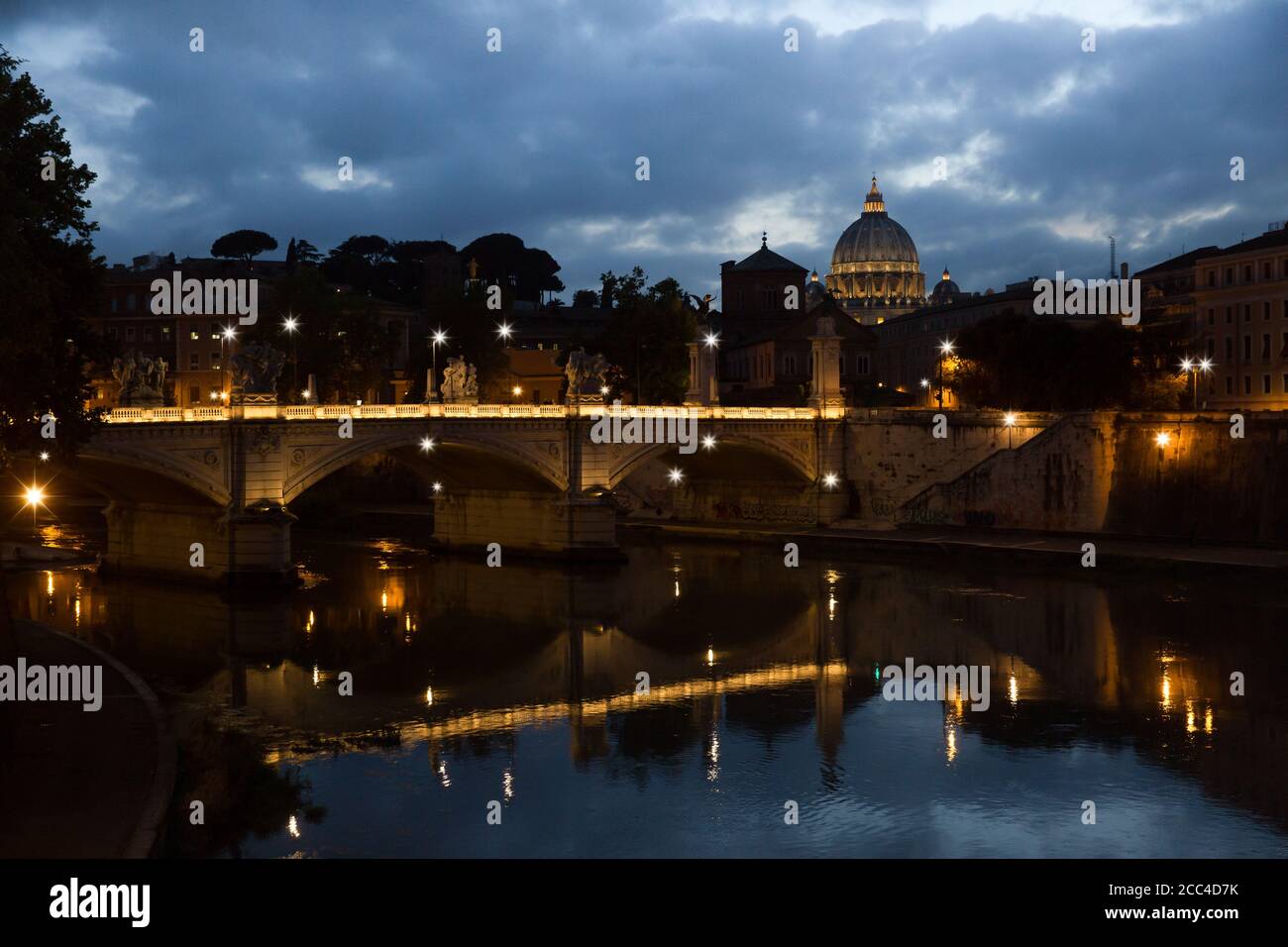 Nachtlichter der Brücke Ponte Vittorio Emanuele II und der Petersdom in Vatikanstadt, Rom Italien.Nachtansicht des Petersdoms in Rom Stockfoto