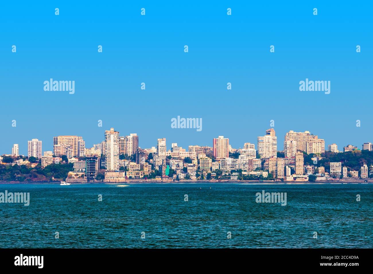 Panoramablick auf die Skyline von Mumbai vom Nariman Point am Marine Drive. Mumbai ist eine Finanzhauptstadt Indiens. Stockfoto