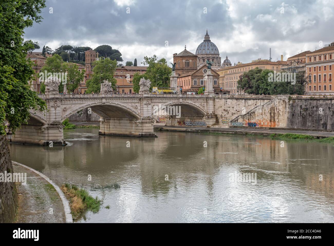 Blick auf den Tiber und die Brücke Ponte Vittorio Emanuele II, Rom, Italien. Blick auf den Petersdom in Rom Stockfoto