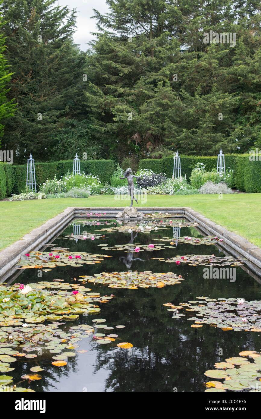 Ornamentale Gartenstatue und Teich im Garten am Waterperry Gärten, Oxfordshire, England Stockfoto