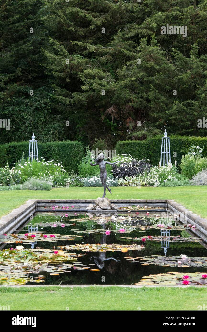 Ornamentale Gartenstatue und Teich im Garten am Waterperry Gärten, Oxfordshire, England Stockfoto