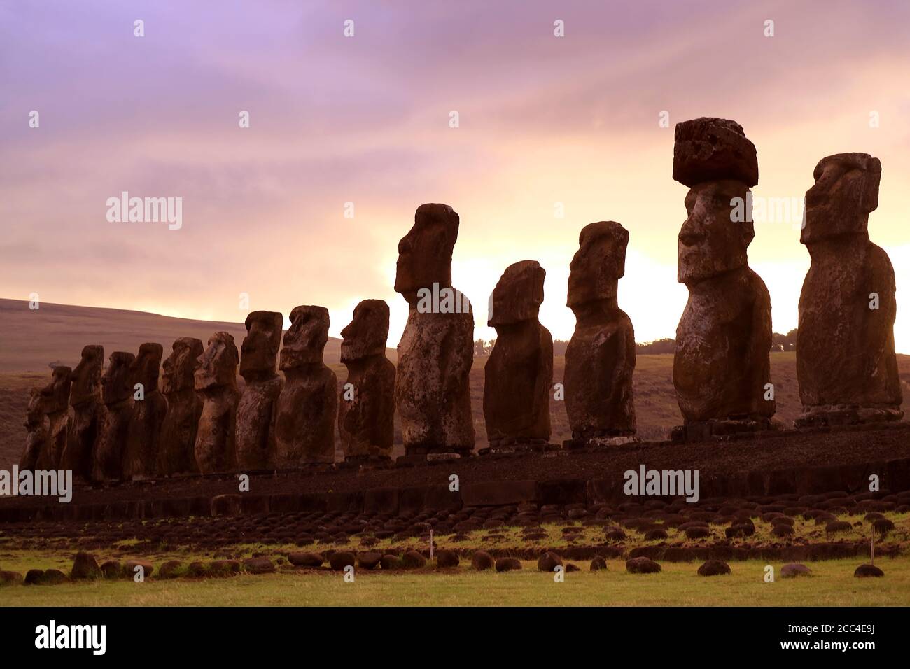 Massive 15 Moai Steinstatuen von Ahu Tongariki zeremonielle Plattform bei fantastischer Morgendämmerung auf Osterinsel, Chile, Südamerika Stockfoto