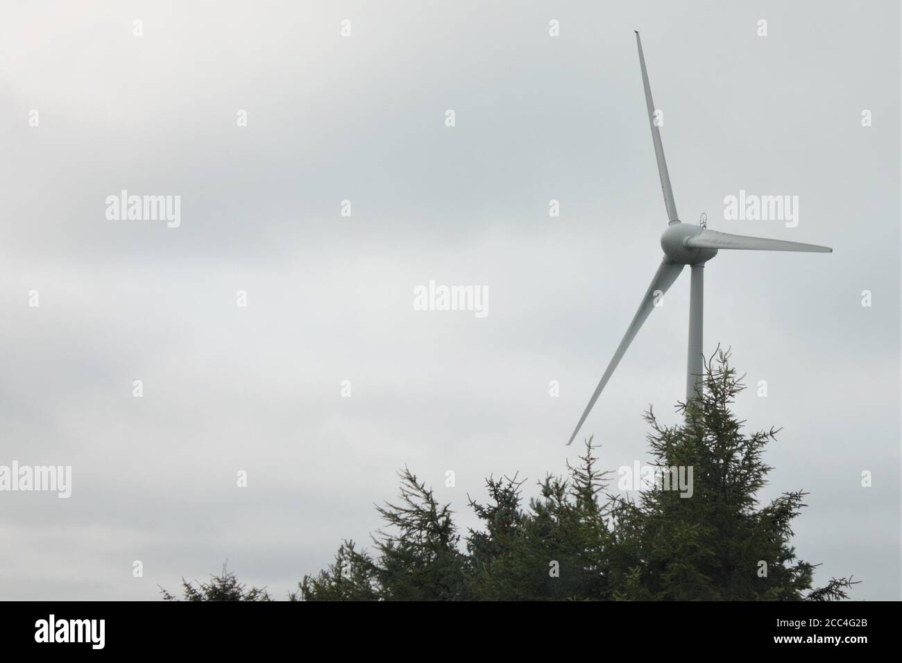 Nahaufnahme der Turbinenschaufeln mit Windkraft gegen den blauen Himmel Mit Kopierbereich Stockfoto
