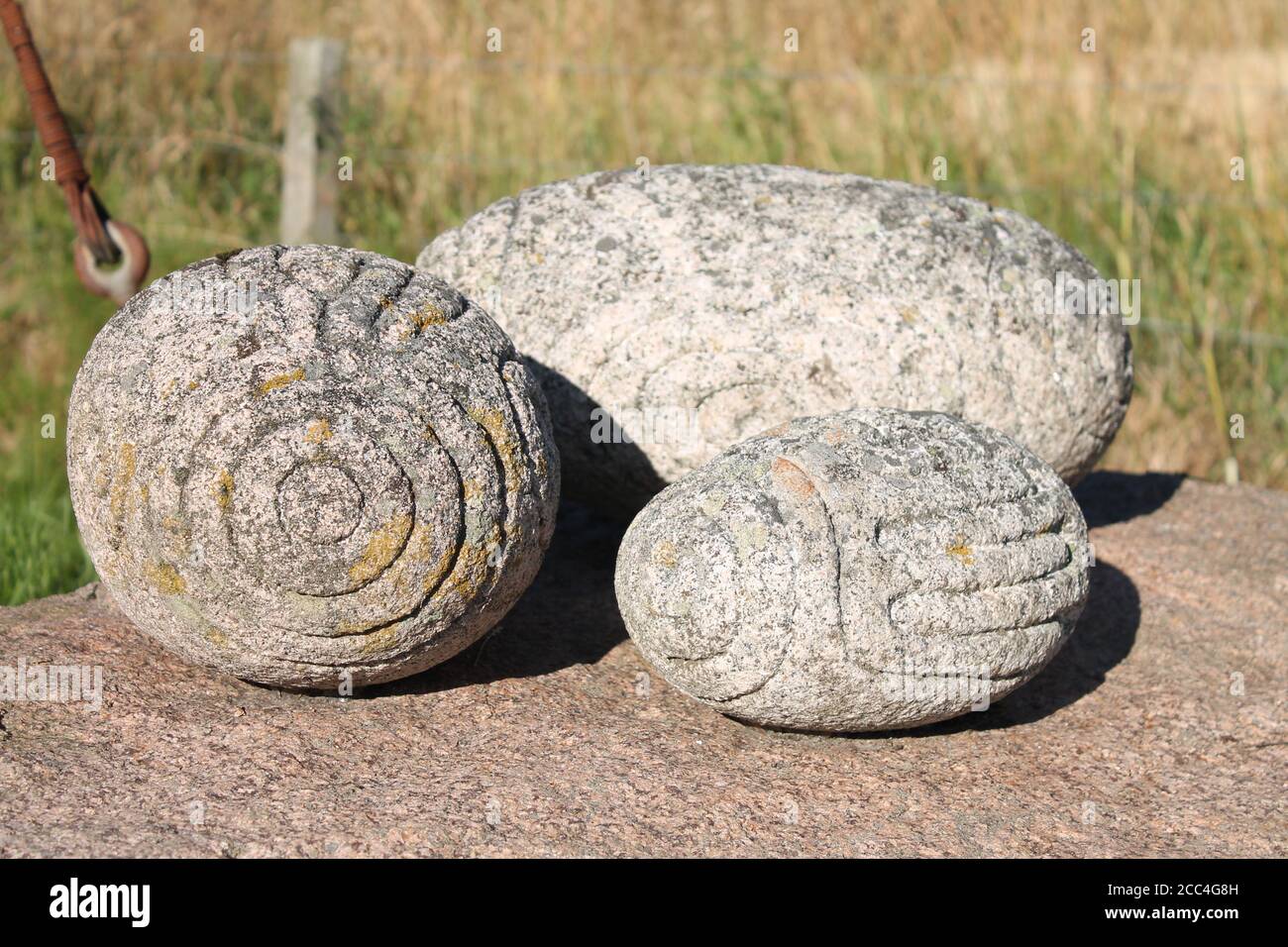 Nahaufnahme von drei geschnitzten ovalen Steinen ähnlich wie Towie Balls Stockfoto
