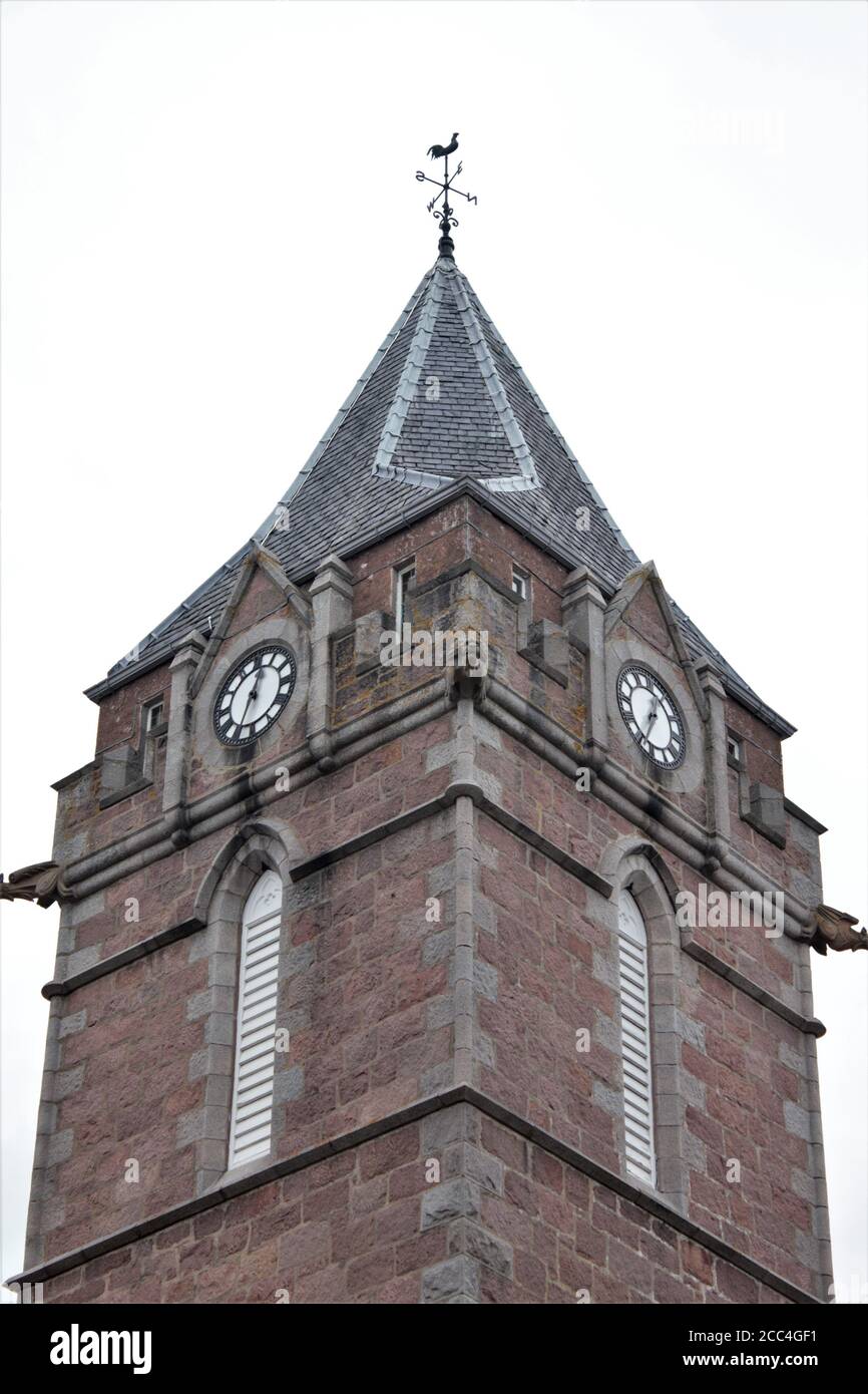 Nahaufnahme eines Uhrturms aus rosa und weißem Granit auf Banchory Ternan West Church Stockfoto