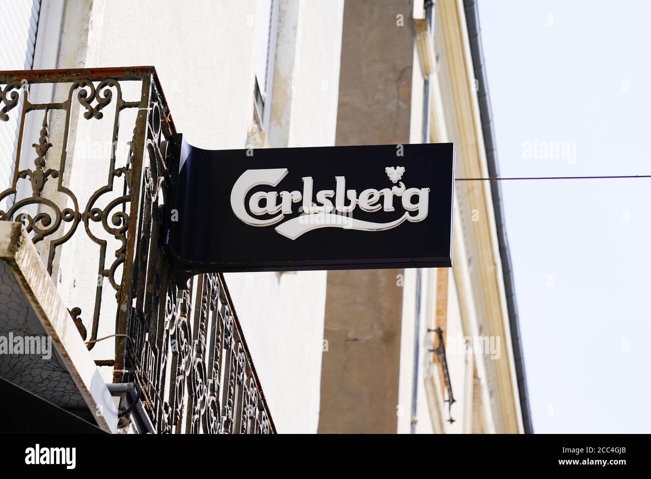 Bordeaux , Aquitaine / Frankreich - 08 10 2020 : Carlsberg Text und Schild Logo des Bieres vor der Bar Restaurant in der französischen Straße für Pub Stockfoto