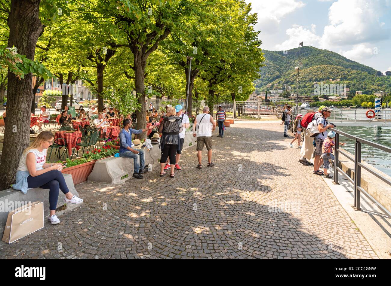 Como, Lombardei, Italien - 18. Juni 2019: Touristen genießen Como See Promenade an einem heißen Sommertag im Zentrum von Como. Stockfoto