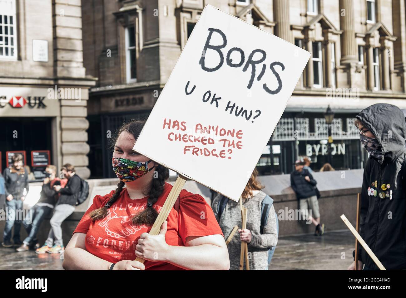 Protesterin zeigt ihre Sorge um Boris Johnsons Wohlfahrt, 18. August 2020, Newcastle upon Tyne, Tyne and Wear, Großbritannien Stockfoto