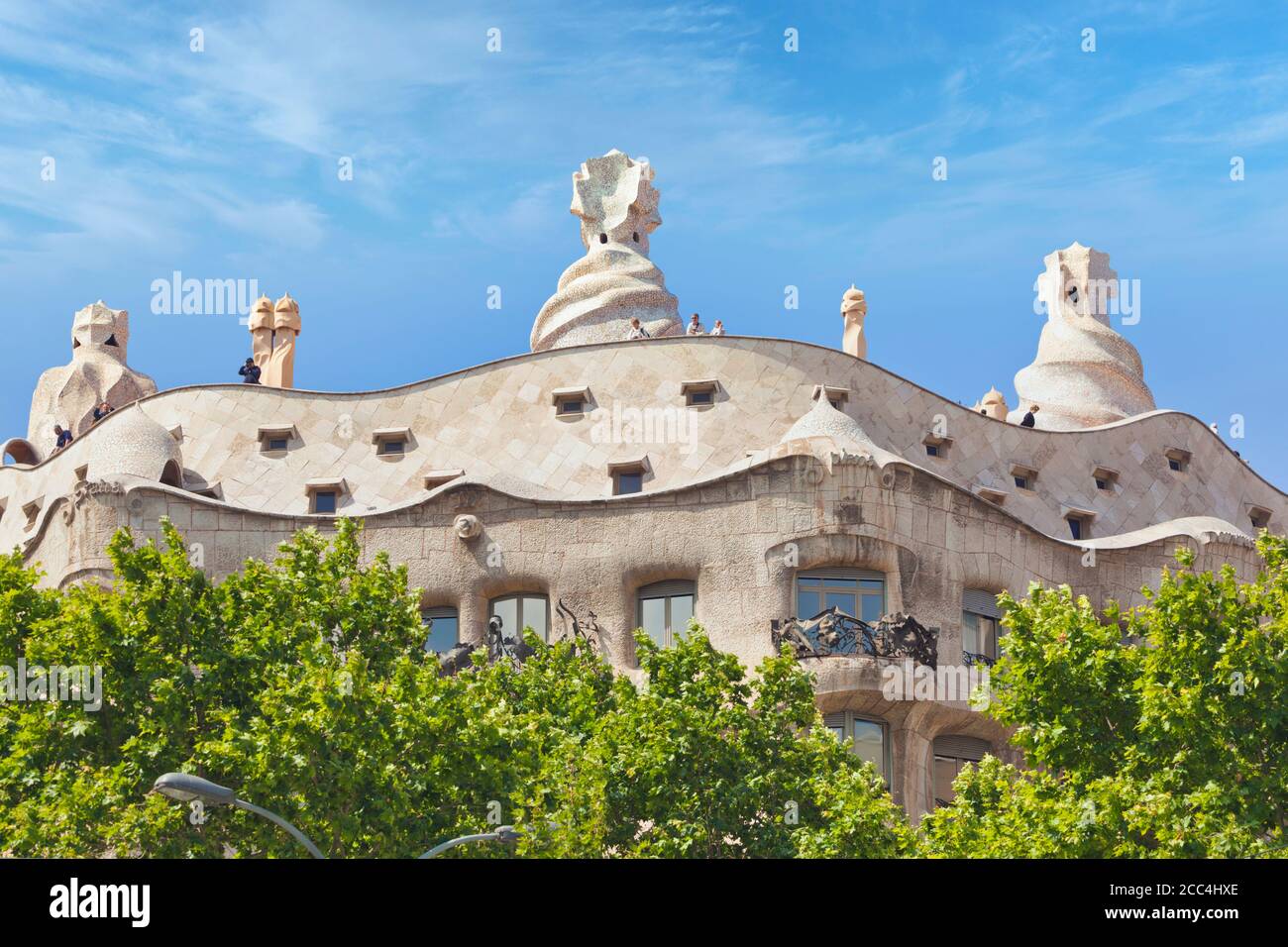 Barcelona, Spanien. Casa Mila oder La Pedrera. Modernistisches Gebäude von Antoni Gaudi. Es ist ein UNESCO-Weltkulturerbe. Stockfoto