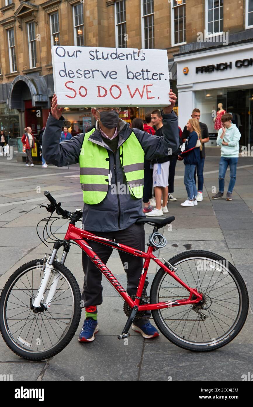 Ein Solo-Protestler unterstützt Studenten bei ihrer Demonstration, um den Bildungsminister Gavin Williamson zu verdrängen, und fördert seine eigene versteckte Agenda Stockfoto
