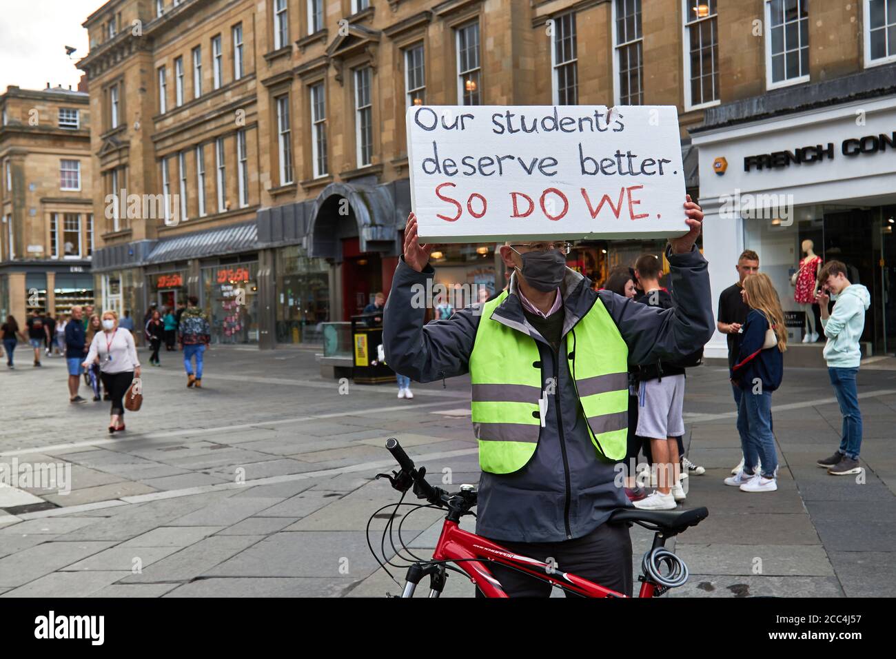 Ein Solo-Protestler unterstützt Studenten bei ihrer Demonstration, um den Bildungsminister Gavin Williamson zu verdrängen, und fördert seine eigene versteckte Agenda Stockfoto