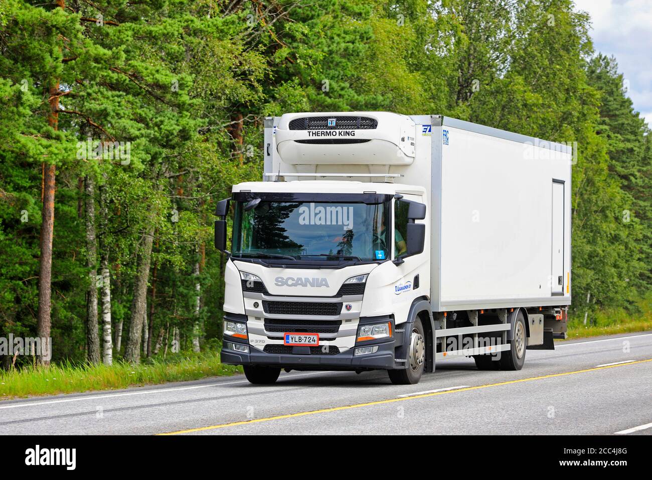 White Scania P370 Kühltransportwagen liefern Waren entlang der Autobahn im Sommer. Raasepori, Finnland. Juli 24, 2020. Stockfoto