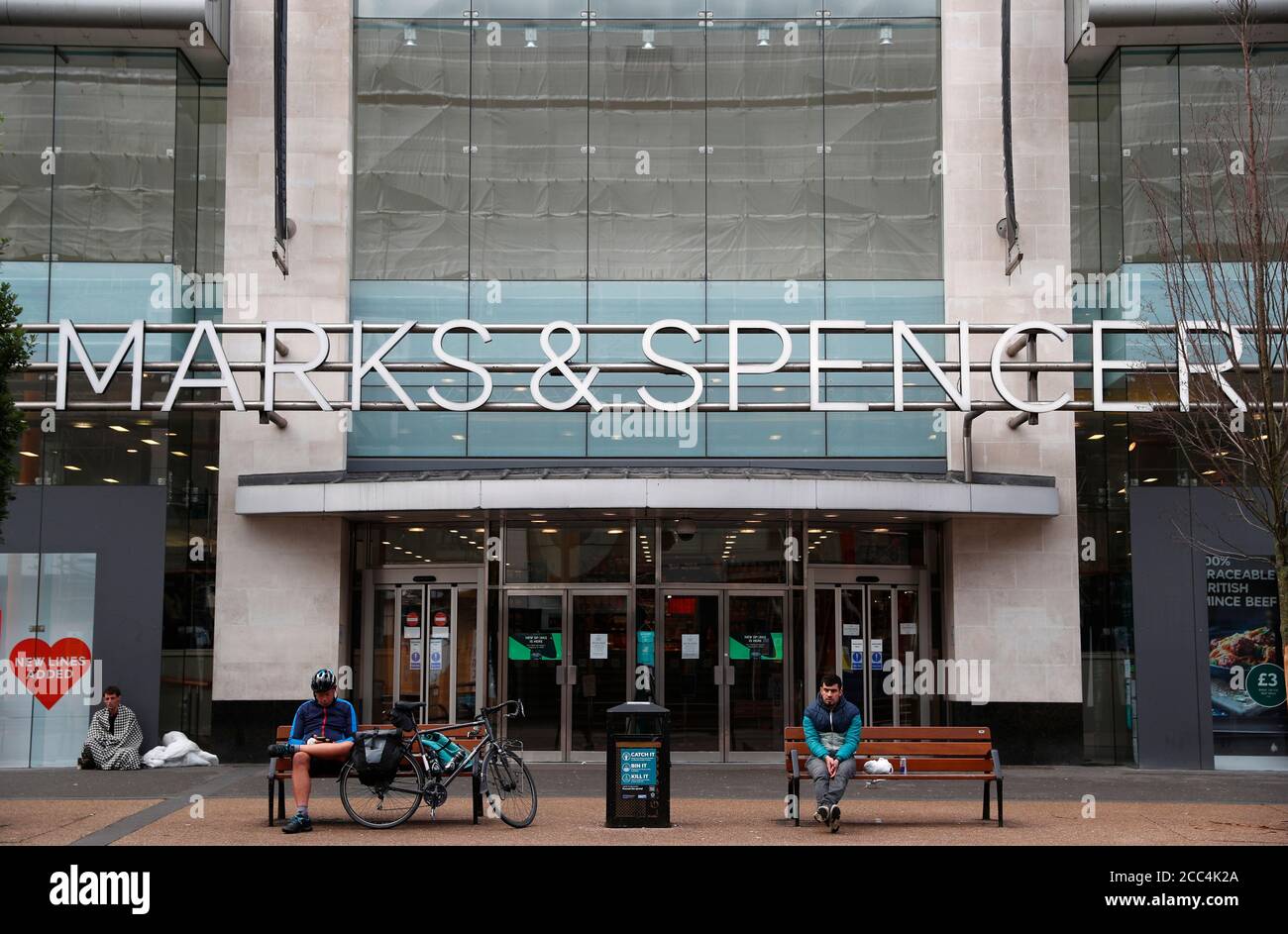 Leicester, Leicestershire, Großbritannien. August 2020. Männer sitzen vor einem Marks and Spencer Store. Marks & Spencer kürzen 7,000 Arbeitsplätze in seinen Filialen und erklären, dass die Òthe-Coronavirus-Pandemie deutlich gemacht habe, dass es in tradeÓ eine materielle Verschiebung gegeben habe. Credit Darren Staples/Alamy Live News. Stockfoto