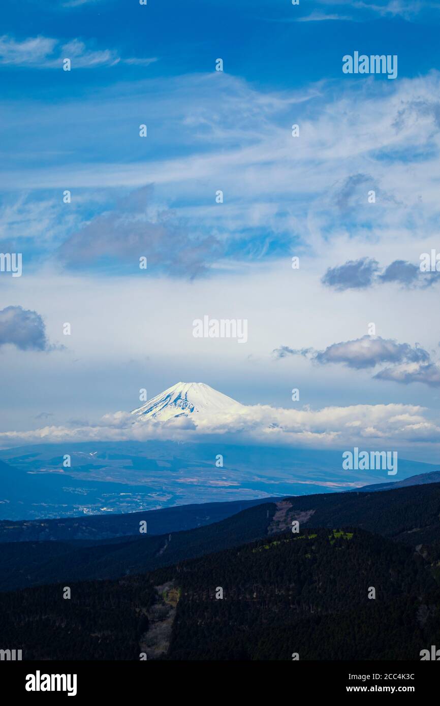 Luftaufnahme des Fuji mit geschichteten Hügeln im Vordergrund. Querformat. Stockfoto