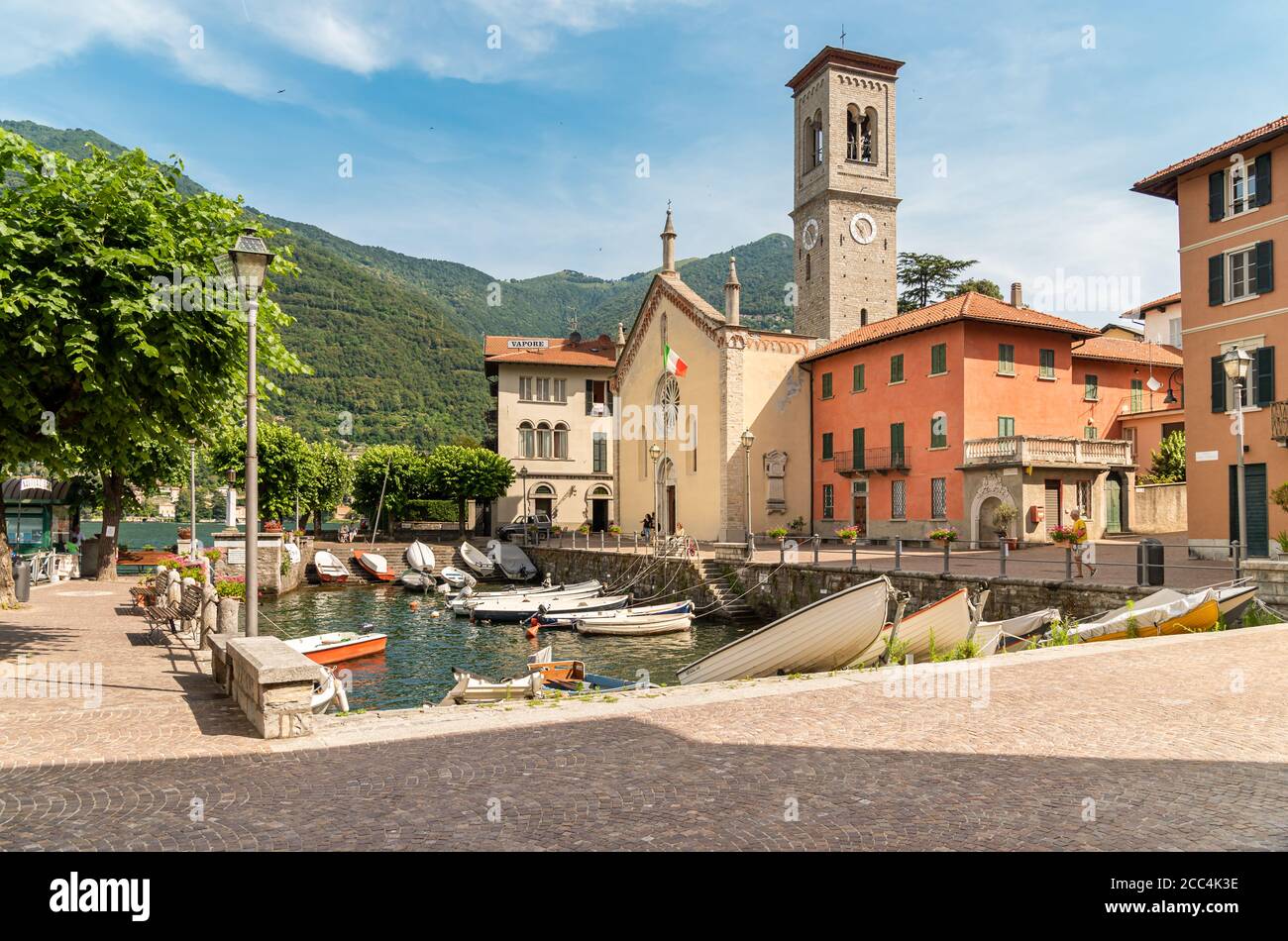 Torno, Lombardei, Italien - 8. Juli 2019: Zentraler Platz des alten Dorfes Torno mit Blick auf den Comer See, Italien Stockfoto