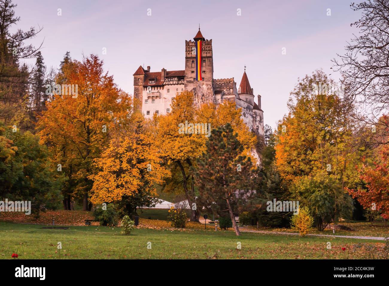 Siebenbürgen, Brasov, Rumänien. Das mittelalterliche Schloss von Bran, bekannt für den Mythos von Dracula. Stockfoto