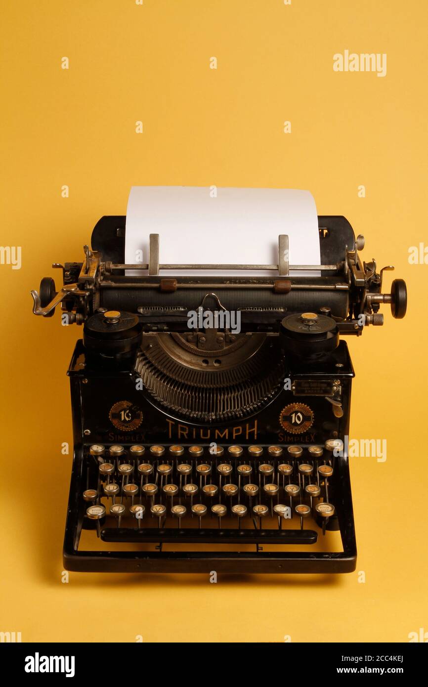 Triumph Schreibmaschine hergestellt im Jahr 1930. Triumph antike  Schreibmaschine Stockfotografie - Alamy