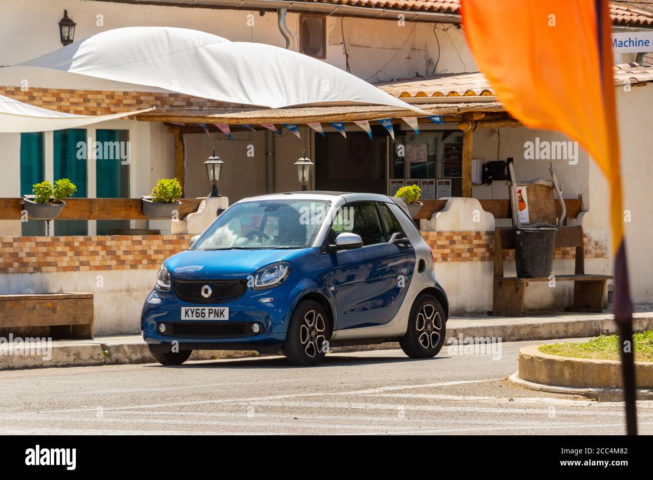 Cabriolet-Smart-Car vor einer französischen Bar Stockfoto