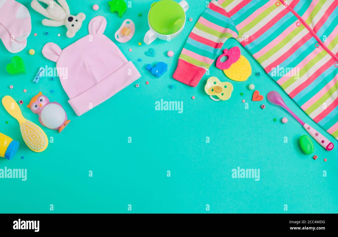 Baby Accessoires Baby Jumpsuit, Socken, Schnuller und Spielzeug Hintergrund mit Kopieplatz Stockfoto
