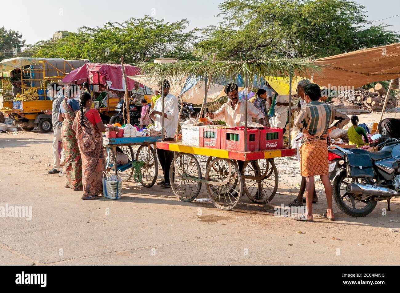 Puttaparthi, Andhra Pradesh, Indien - 13. Januar 2013: Menschen besuchen den Lebensmittelmarkt von Puttaparthi. Stockfoto