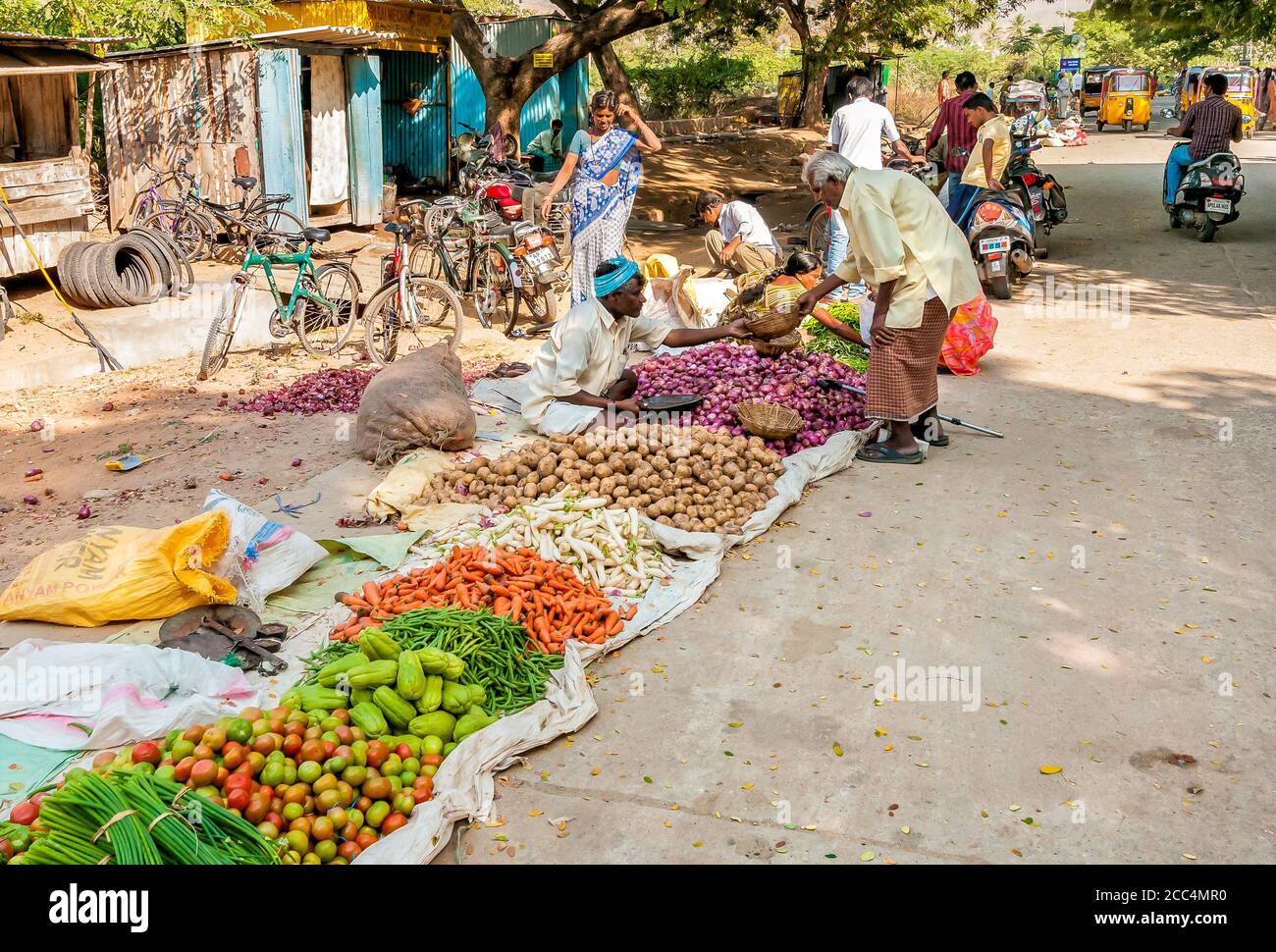 Puttaparthi, Andhra Pradesh, Indien - 13. Januar 2013: Indischer Mann verkauft Gemüse auf dem Straßenmarkt von Puttaparthi. Stockfoto