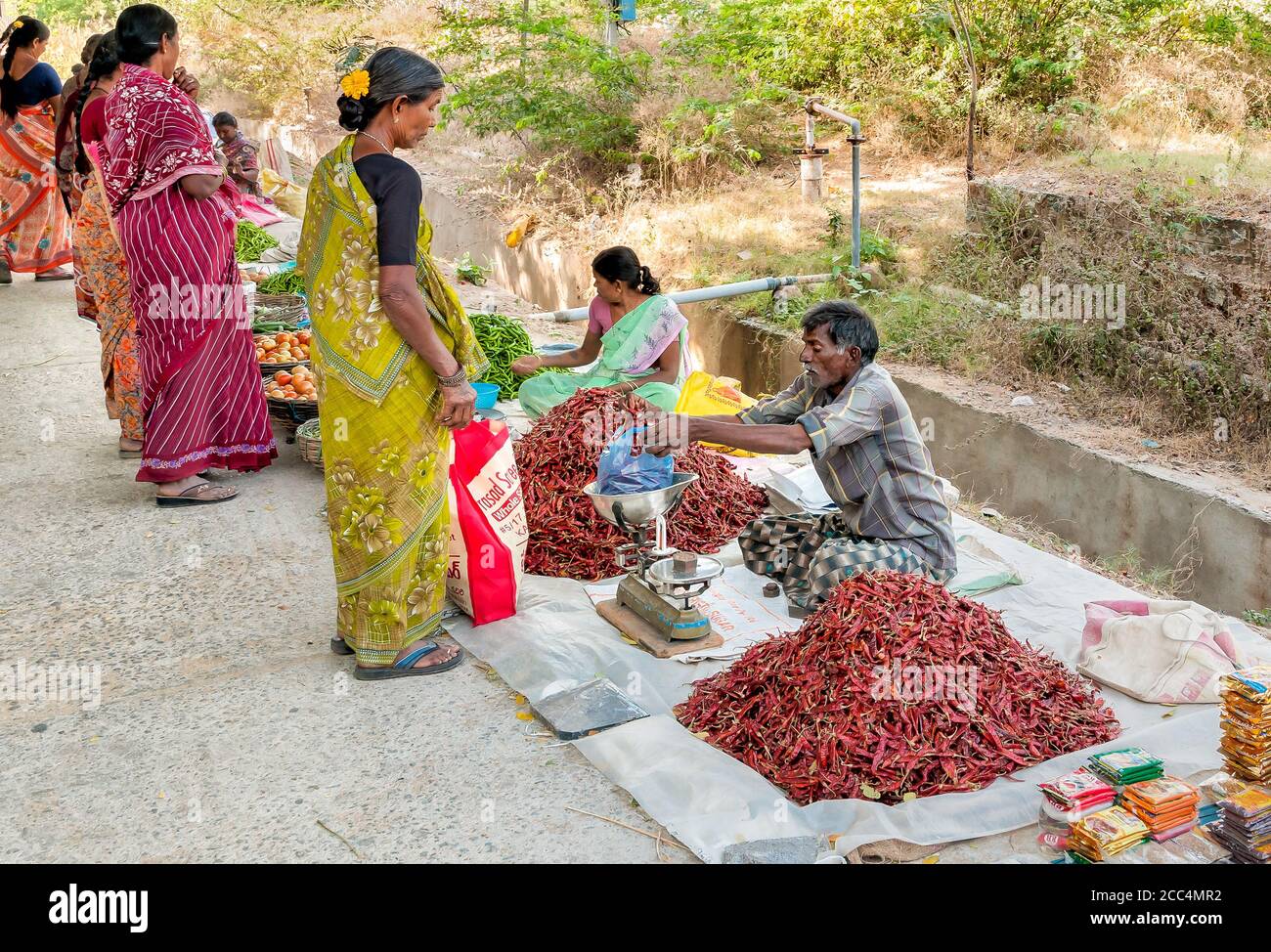 Puttaparthi, Andhra Pradesh, Indien - 13. Januar 2013: Inder verkauft roten Pfeffer auf dem Straßenmarkt von Puttaparthi. Stockfoto