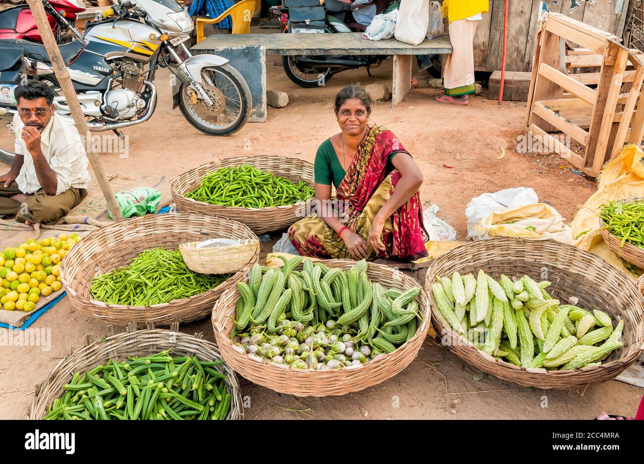 Puttaparthi, Andhra Pradesh, Indien - 13. Januar 2013: Indische Frauen verkaufen Gemüse auf dem Straßenmarkt von Puttaparthi. Stockfoto
