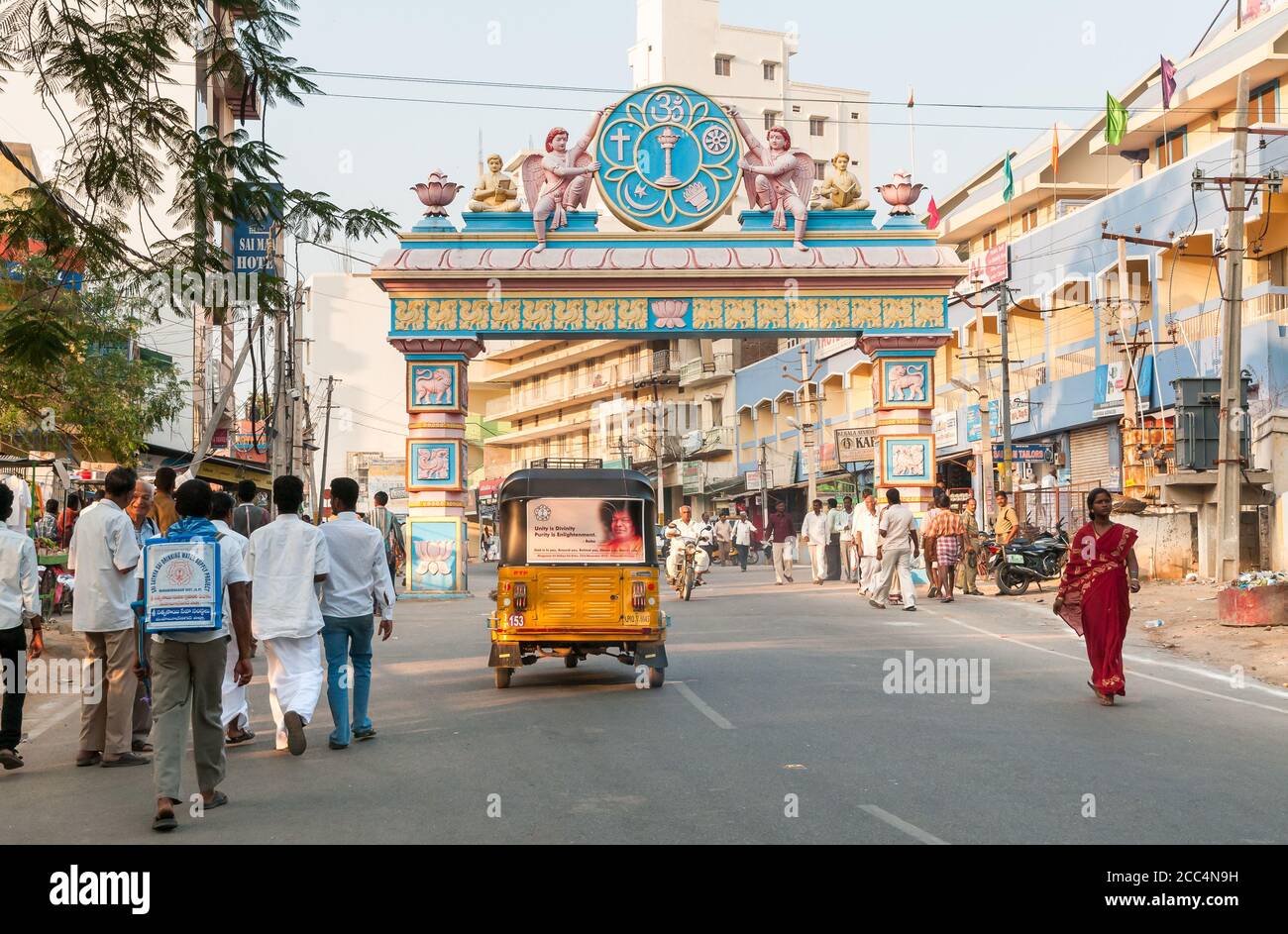 Puttaparthi, Andhra Pradesh, Indien - 11. Januar 2013: Der symbolische Torbogen zum Puttaparthi Dorf, Stadtszene, Indien Stockfoto
