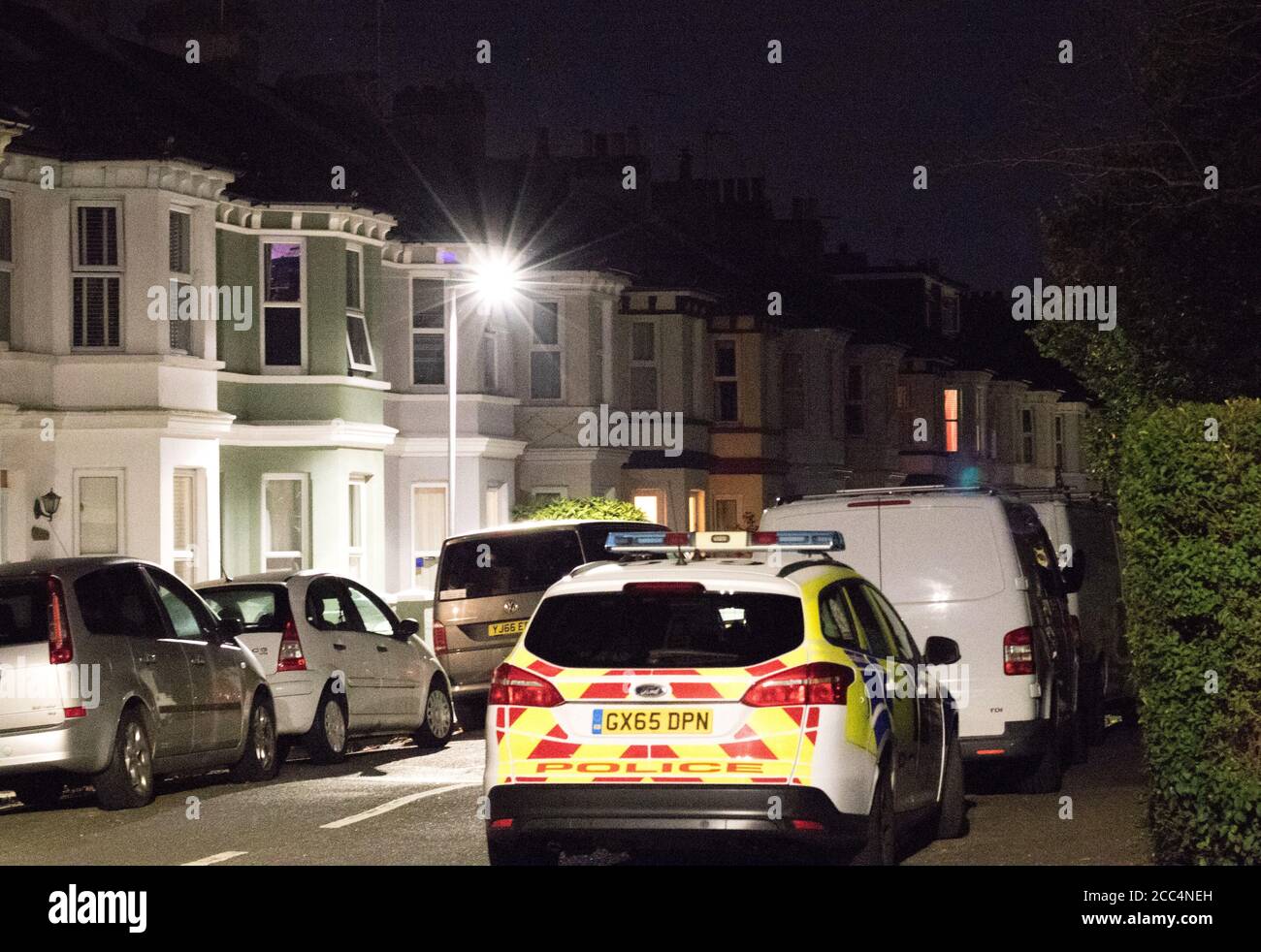 Eastbourne, East Sussex, Großbritannien. August 2020. Polizei und Air Ambulance besuchen Messer in der Nähe Firle Road, Eastbourne. Die beiden Opfer werden als schwer verletzt bezeichnet. Ein Mann bleibt wegen des Verdachts eines versuchten Mordes in Haft. Kredit. Kredit: Newspics UK Süd/Alamy Live Nachrichten Stockfoto