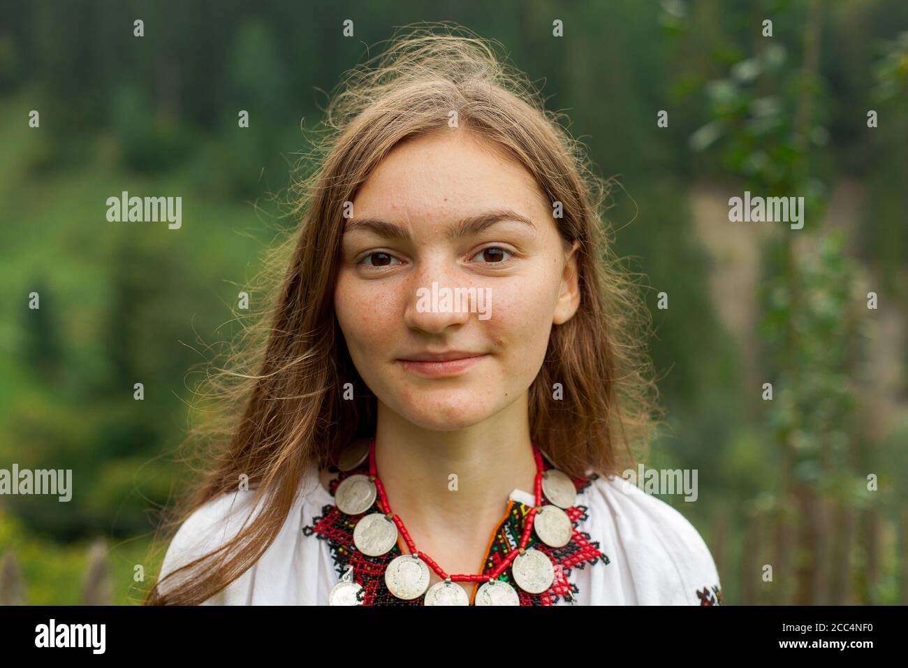 Portrait Mädchen Stickerei in der karpaten alten Stil Stockfoto