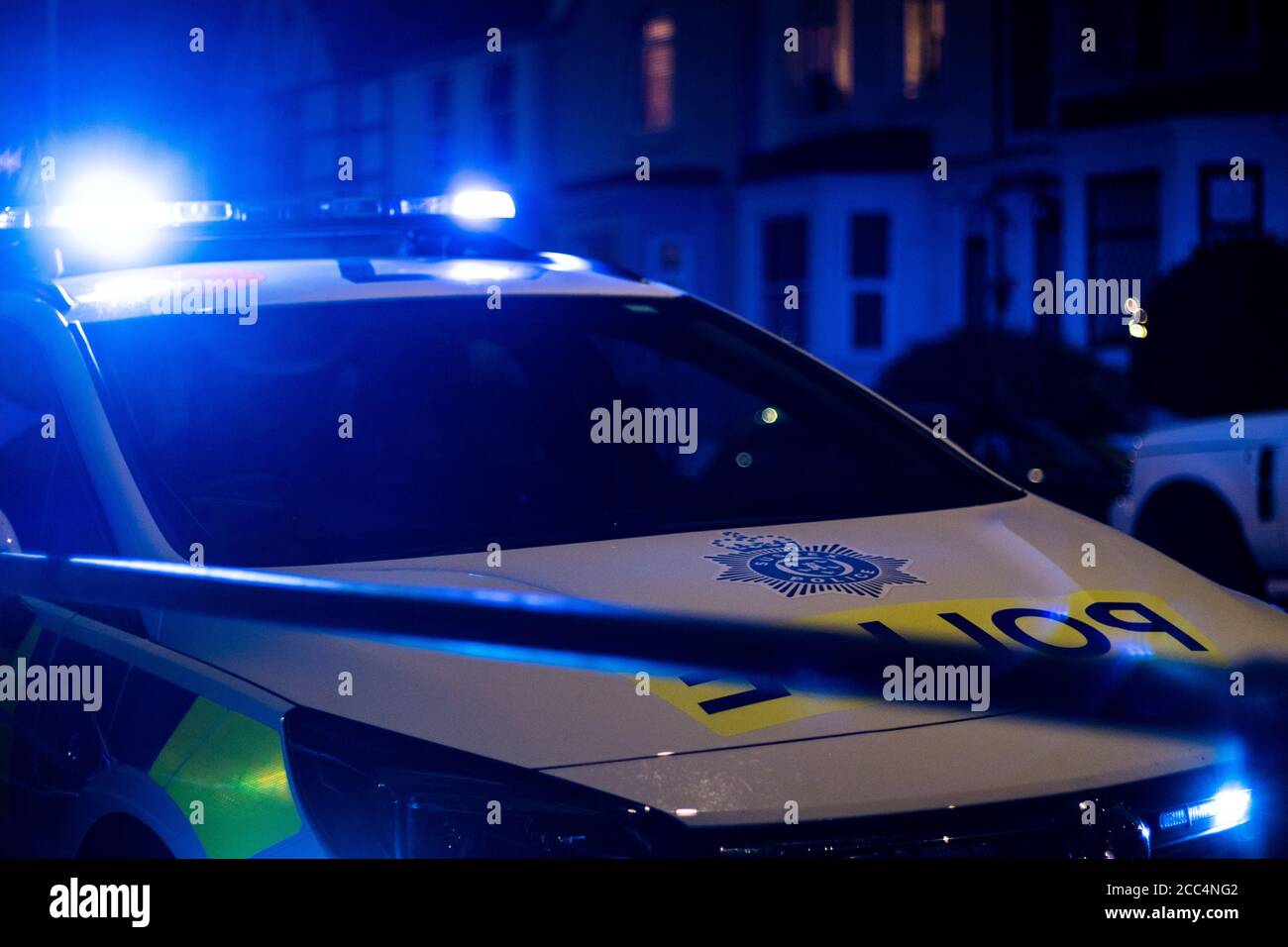 Eastbourne, East Sussex, Großbritannien. August 2020. Polizei und Air Ambulance besuchen Messer in der Nähe Firle Road, Eastbourne. Die beiden Opfer werden als schwer verletzt bezeichnet. Ein Mann bleibt wegen des Verdachts eines versuchten Mordes in Haft. Kredit. Kredit: Newspics UK Süd/Alamy Live Nachrichten Stockfoto