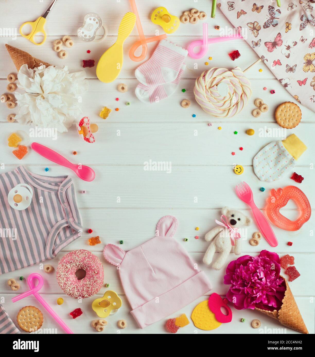 Baby Dusche Party Hintergrund mit Baby Kleidung, Accessoires und Süßigkeiten Stockfoto